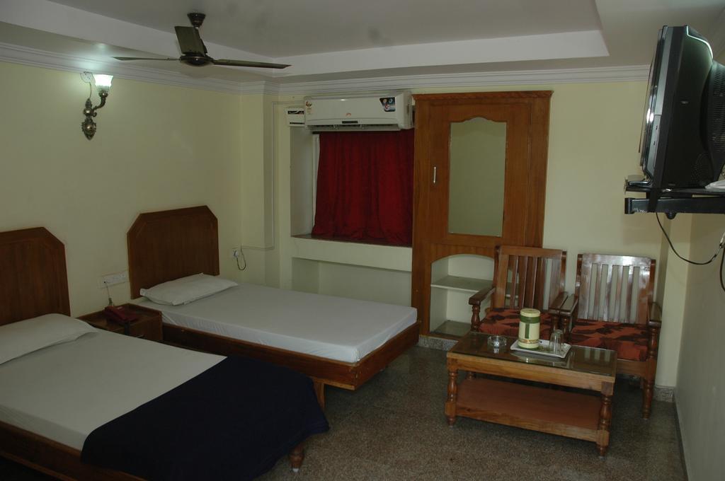 Hotel Vijayabhanu 비사카파트남 외부 사진